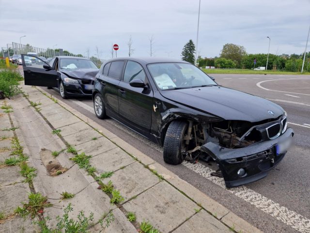 Trudno zliczyć który to już raz w tym miejscu. Na rondzie z pniakiem zderzyły się dwa BMW (zdjęcia)