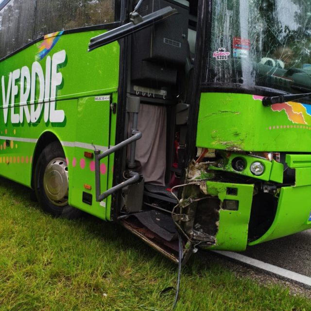 Na łuku jezdni citroen wpadł w poślizg. Zderzył się z autobusem (zdjęcia)
