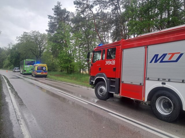 Na łuku jezdni citroen wpadł w poślizg. Zderzył się z autobusem (zdjęcia)