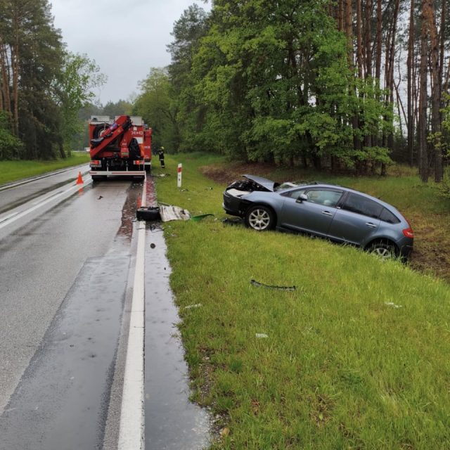 Na łuku jezdni citroen wpadł w poślizg. Zderzył się z autobusem (zdjęcia)