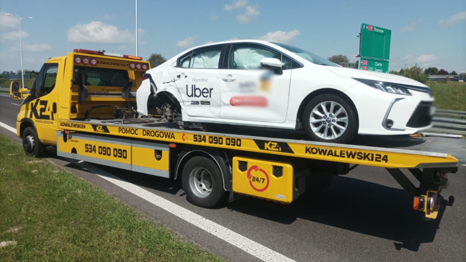 Na wyjeździe z Lublina pojazd osobowy uderzył w poduszkę zderzeniową. Są utrudnienia w ruchu (zdjęcia)