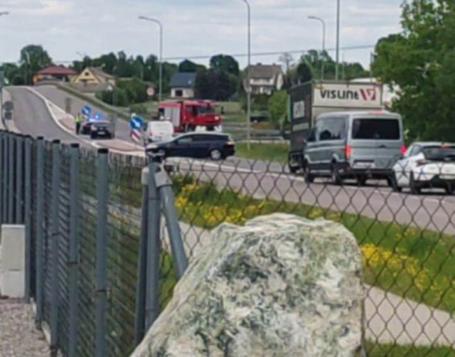 Pożar samochodu osobowego na drodze ekspresowej. Zablokowana łącznica zjazdowa na węźle Kurów Wschód (zdjęcia)
