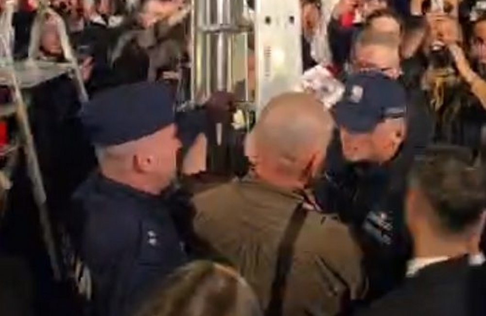 Policjanci ustalili, kto zdjął ukraińską flagę z urzędu. Trwa analiza nagrań, materiały zostaną przekazane do prokuratury (wideo)