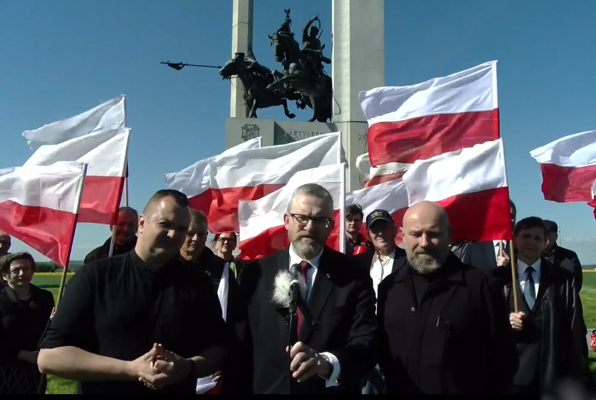 Grzegorz Braun: „Bolszewika goń, goń, goń i euro, bolszewika z jego wiatrakami do mielenia ptaków, także musimy stąd pogonić” (wideo)
