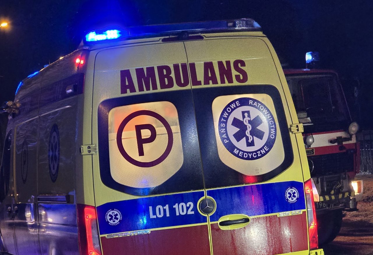 Na drodze krajowej nr 63 pojazd osobowy uderzył w drzewo. Jedna osoba poszkodowana, droga zablokowana AKTUALIZACJA