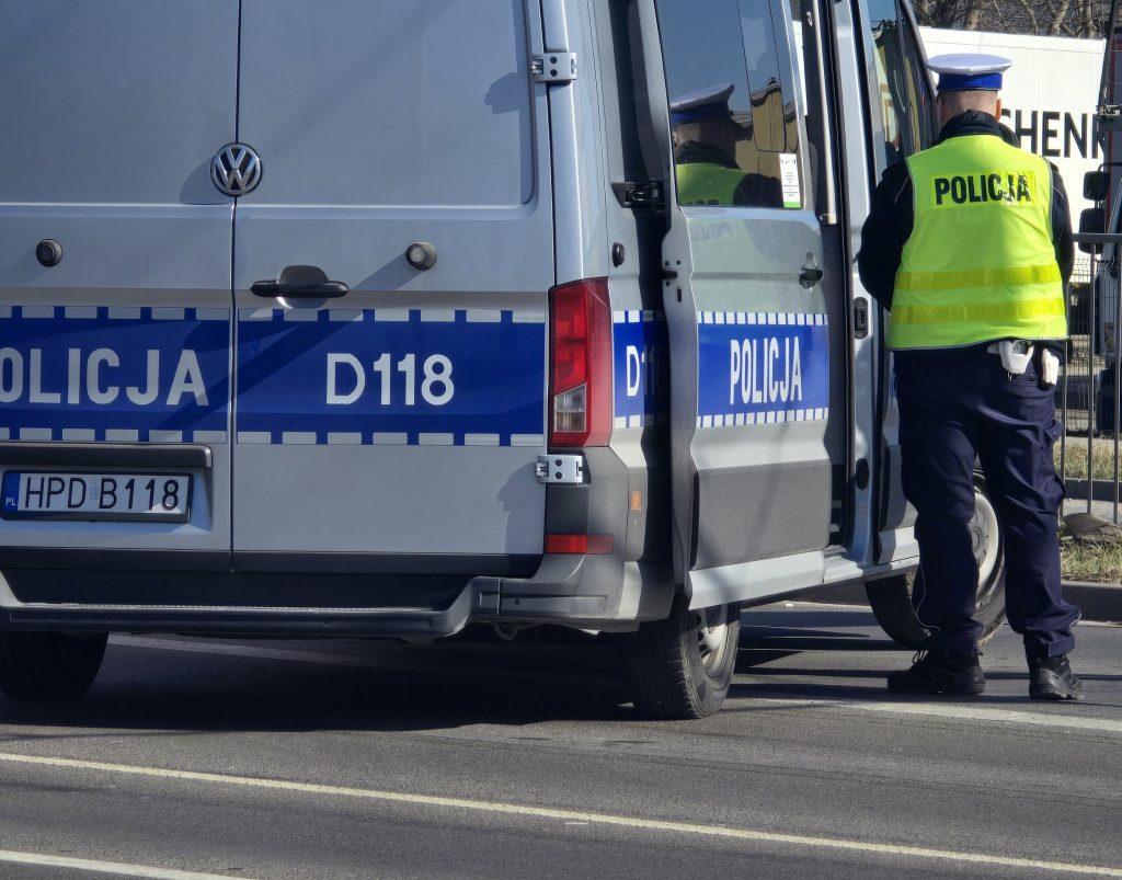 Dachowanie samochodu osobowego w Jarosławcu. Jedna osoba ranna, droga zablokowana