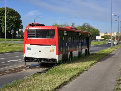Kilkadziesiąt metrów hamował, z impetem wbił się w autobus. Groźna kolizja na ul. Wrotkowskiej (zdjęcia)