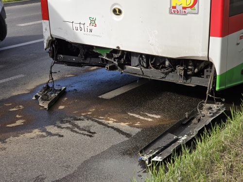 Kilkadziesiąt metrów hamował, z impetem wbił się w autobus. Groźna kolizja na ul. Wrotkowskiej (zdjęcia)