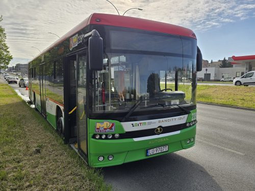 Kilkadziesiąt metrów hamował, z impetem wbił się w autobus. Groźna kolizja na ul. Wrotkowskiej (zdjęcia)