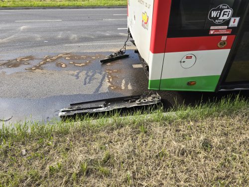 Kilkadziesiąt metrów hamował, z impetem wbił się w autobus. Groźna kolizja na ul. Wrotkowskiej (zdjęcia)