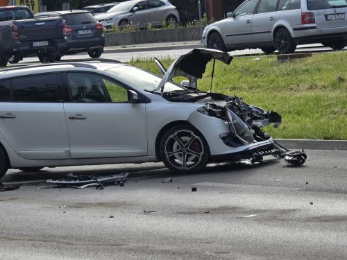 Kilkadziesiąt metrów hamował, z impetem wbił się w autobus. Groźna kolizja na ul. Wrotkowskiej (zdjęcia)
