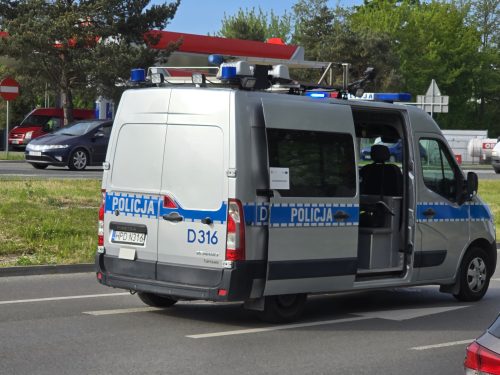 Kilkadziesiąt metrów hamował, z impetem wbił się w autobus. Groźna kolizja na ul. Wrotkowskiej (zdjęcia)
