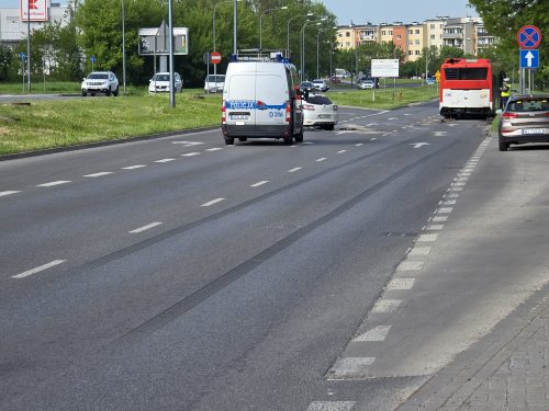 Kilkadziesiąt metrów hamował, z impetem wbił się w autobus. Groźna kolizja na ul. Wrotkowskiej (zdjęcia)