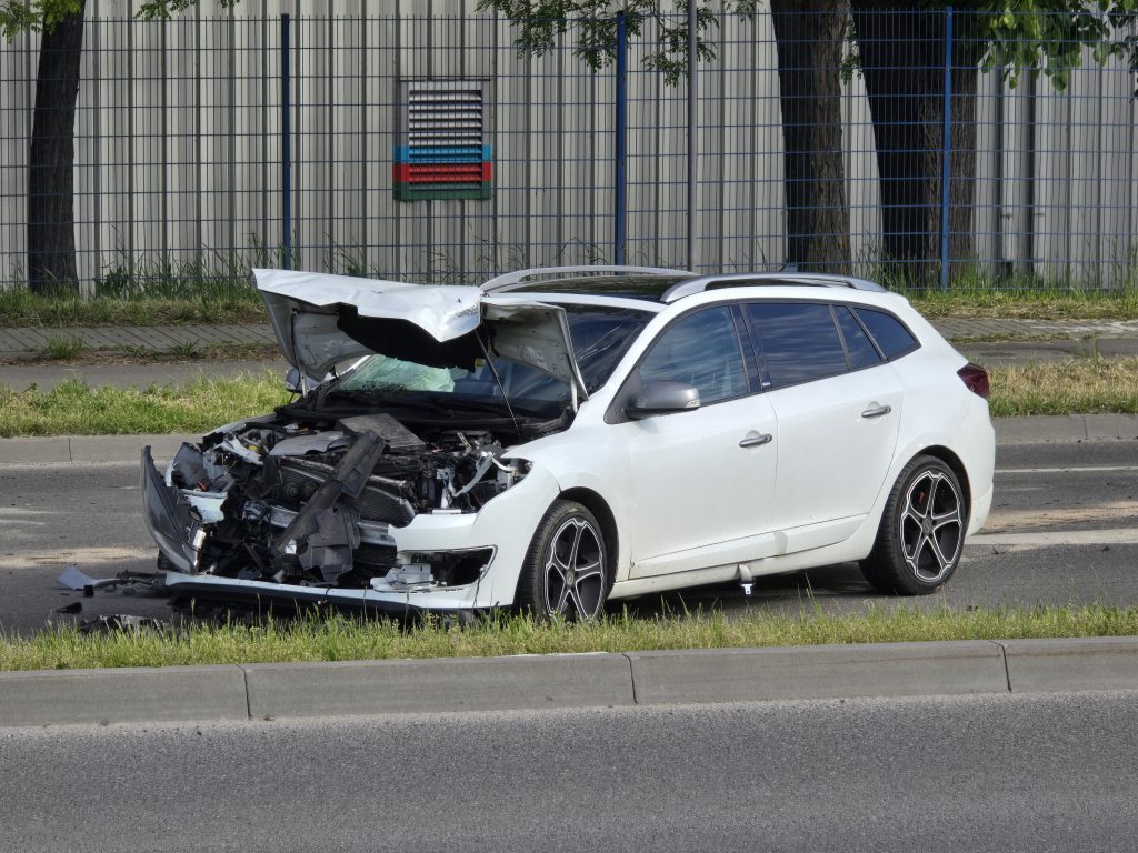 Kilkadziesiąt metrów hamował, z impetem wbił się w autobus. Groźna kolizja na ul. Wrotkowskiej (zdjęcia)