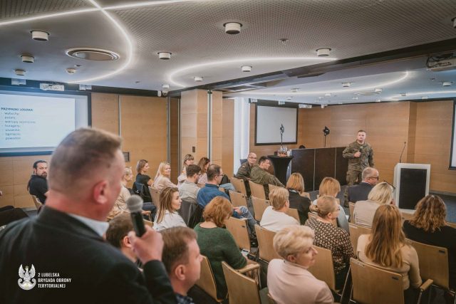 Żołnierze 2 Lubelskiej Brygady OT przeszkolili pracowników Urzędu Marszałkowskiego (zdjęcia)