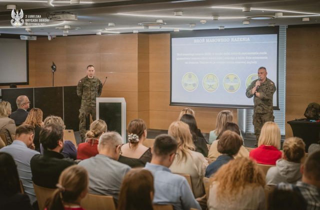 Żołnierze 2 Lubelskiej Brygady OT przeszkolili pracowników Urzędu Marszałkowskiego (zdjęcia)