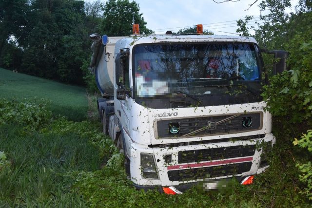 O mało go nie „zdmuchnął” ciężarówką z drogi. Pijany kierujący zakończył jazdę w rowie (wideo)
