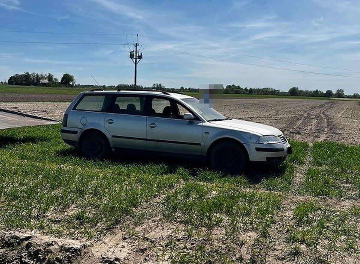 Pijany 26-latek uciekał przed policjantami. Zatrzymano go po pościgu przez pola