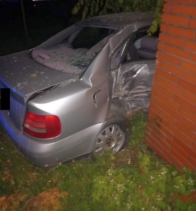Pijany wjechał audi w pojazd Straży Granicznej, uderzył bokiem w ogrodzenie i próbował uciec (zdjęcia)