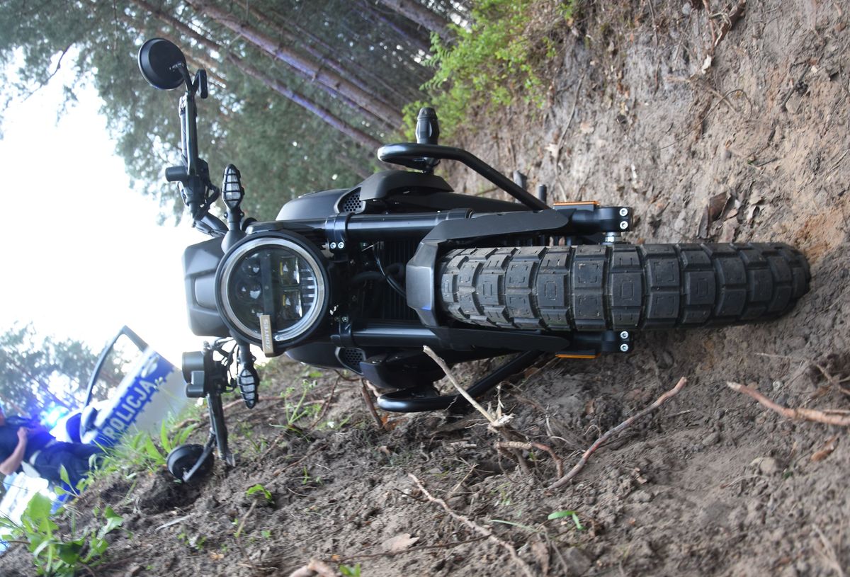 Motocyklista wpadł do rowu na łuku drogi. LPR zabrał go do szpitala