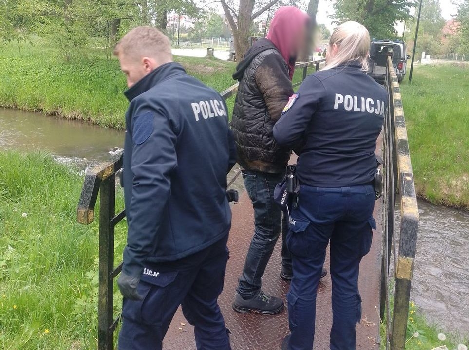 Dzielnicowa z Biłgoraja zapobiegła tragedii. Wyciągnęła mężczyznę z wody