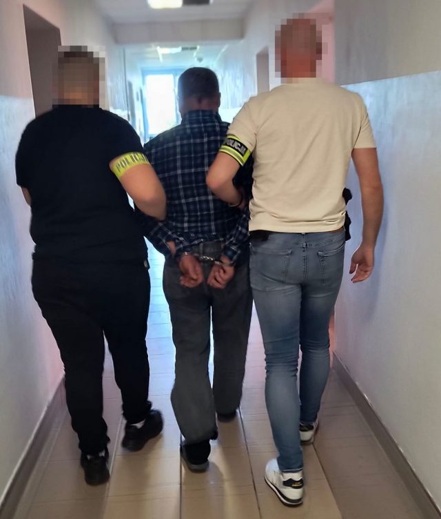 Udawał, że go nie ma w domu. Był poszukiwany przez policjantów, strażacy wkroczyli do akcji (zdjęcia)