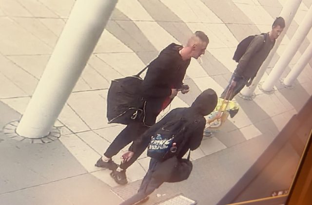 Kradzież hulajnogi elektrycznej przy Galerii Chełm. Policja publikuje wizerunki podejrzanych i prosi o pomoc (zdjęcia)