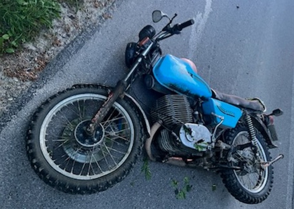 Kierujący motocyklem bez uprawnień i kasku. Po wypadku trafił do szpitala śmigłowcem LPR (zdjęcia)