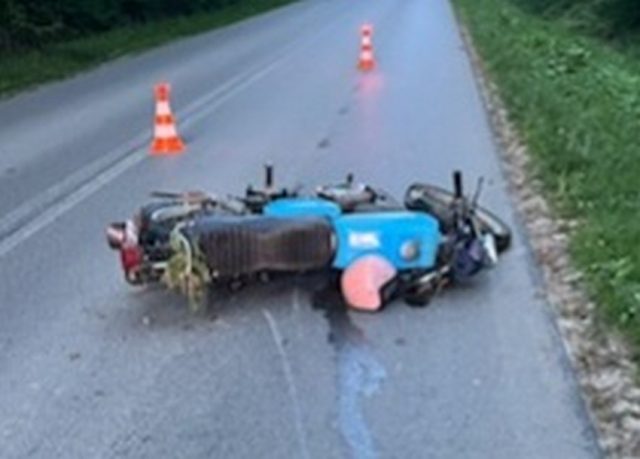 Kierujący motocyklem bez uprawnień i kasku. Po wypadku trafił do szpitala śmigłowcem LPR (zdjęcia)