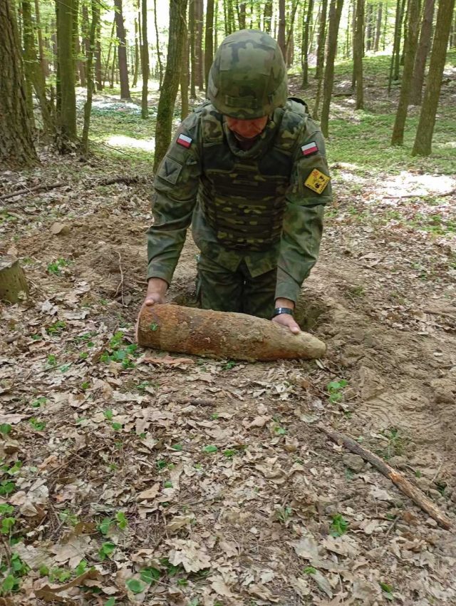 Chodził z wykrywaczem, natrafił na niebezpieczny przedmiot z czasów II wojny światowej