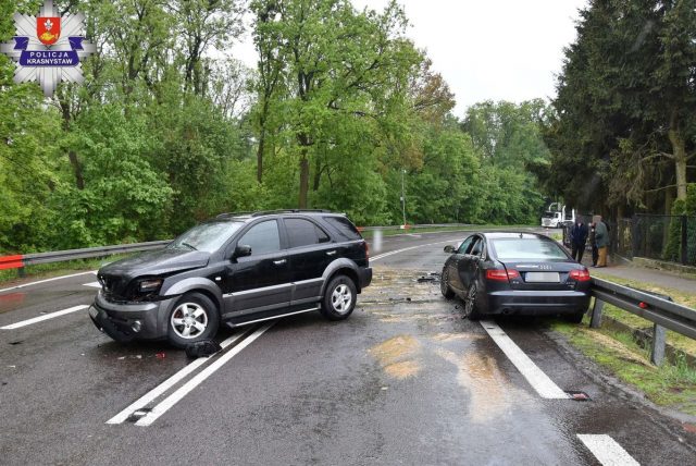 Zderzenie dwóch samochodów osobowych na krajowej 17. Jedna osoba trafiła do szpitala śmigłowcem LPR (zdjęcia)