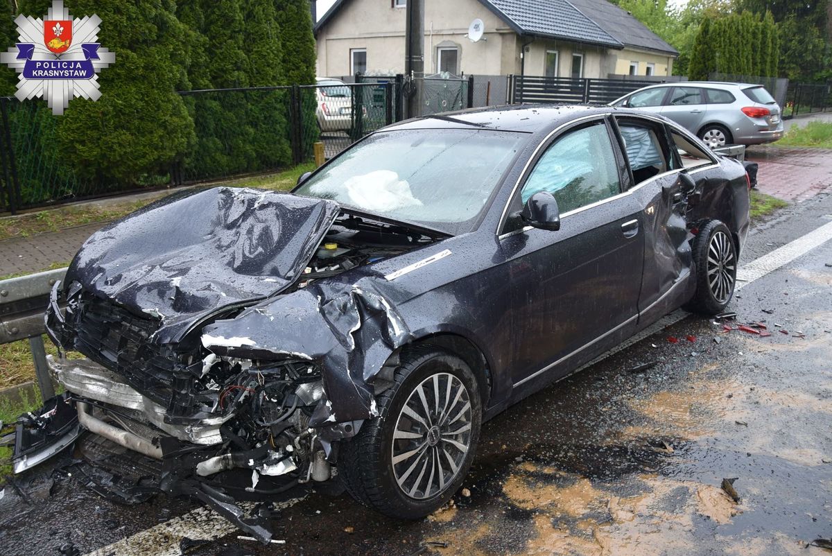 Zderzenie dwóch samochodów osobowych na krajowej 17. Jedna osoba trafiła do szpitala śmigłowcem LPR (zdjęcia)