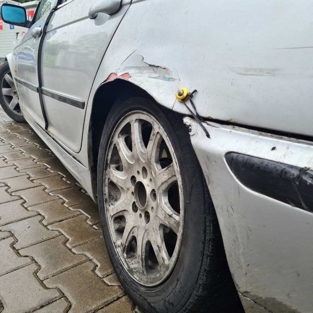 Pierwsza jazda zakończona poważnymi konsekwencjami. 18-latek zatrzymany przez policję w niesprawnym BMW (zdjęcia)