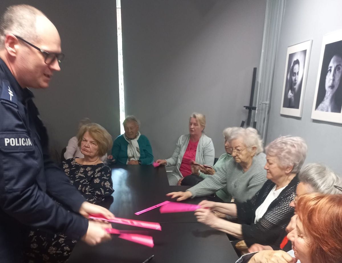 Policjanci spotkali się z seniorami w Domu Kultury Fryderyk. Rozmawiano o bezpieczeństwie i oszustwach