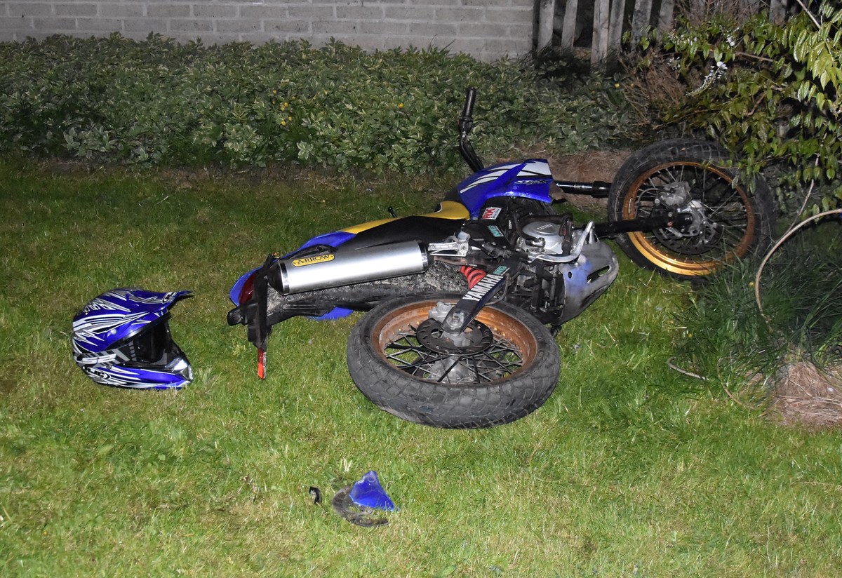 14-latek na niezarejestrowanym motocyklu zderzył się z autem. Zabrał jednoślad bez wiedzy ojca (zdjęcia)