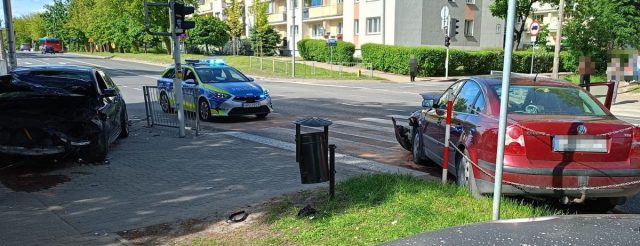 Zderzenie dwóch aut w Puławach. 25-latek trafił do szpitala, starszy kierowca ukarany mandatem (wideo)