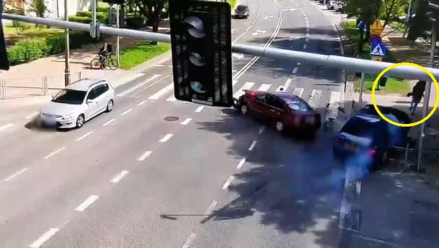 Zderzenie dwóch aut w Puławach. 25-latek trafił do szpitala, starszy kierowca ukarany mandatem (wideo)
