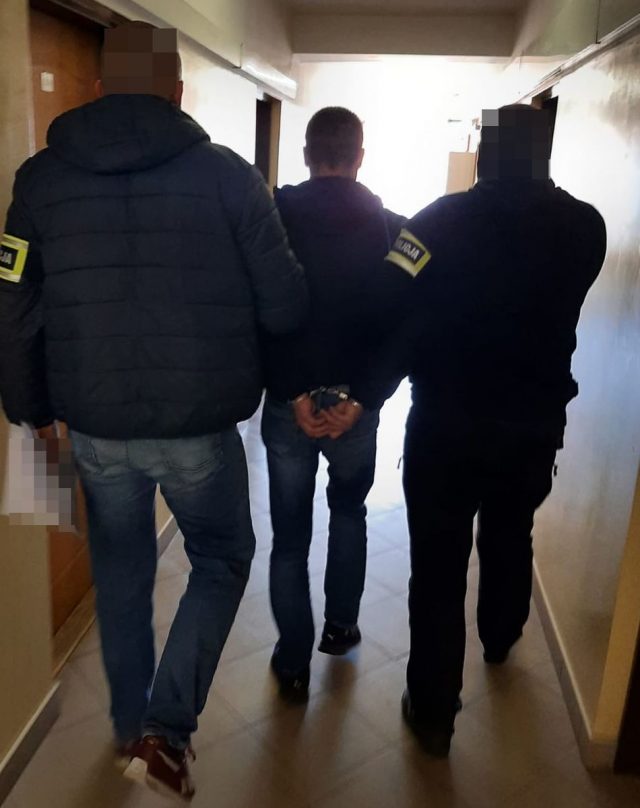 Poszukiwany mężczyzna przestraszył się wyważenia drzwi i oddał się w ręce policjantów (zdjęcia)