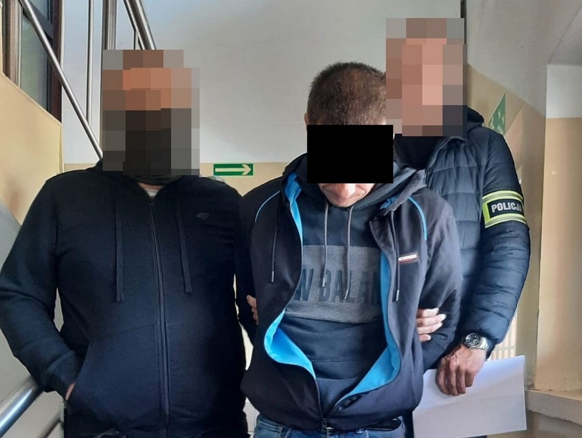 Poszukiwany mężczyzna przestraszył się wyważenia drzwi i oddał się w ręce policjantów (zdjęcia)