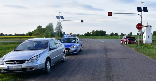 Wypadek na skrzyżowaniu, jedna osoba w szpitalu (zdjęcia)