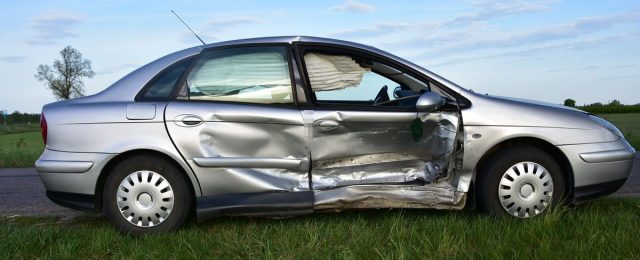 Wypadek na skrzyżowaniu, jedna osoba w szpitalu (zdjęcia)