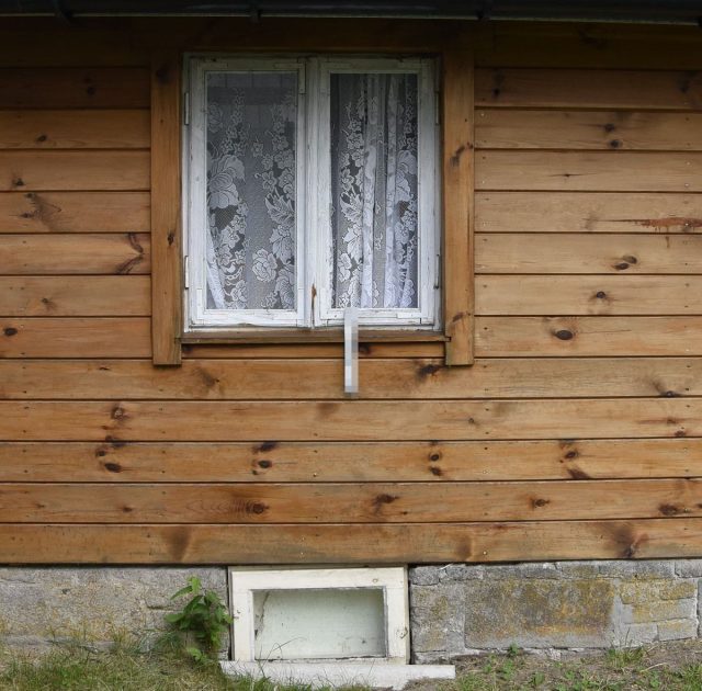 Włamał się do domów, ukradł telewizor i dekodery (zdjęcia)
