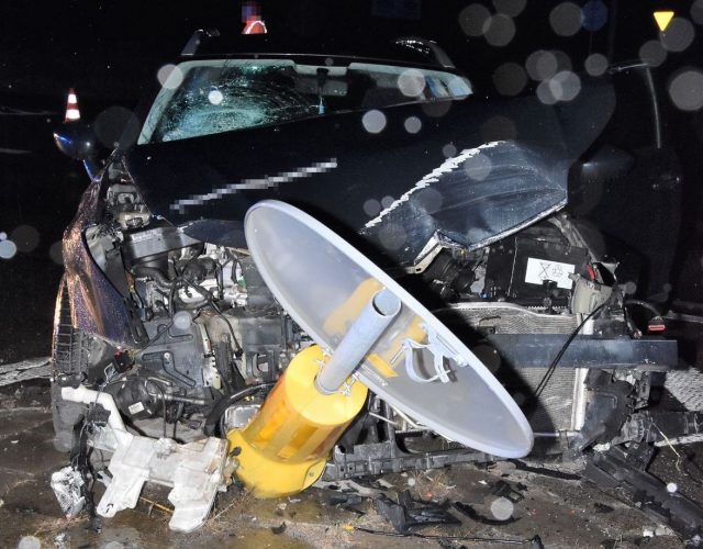 Wypadek na skrzyżowaniu w Radzyniu Podlaskim. Dwie osoby trafiły do szpitala (zdjęcia)