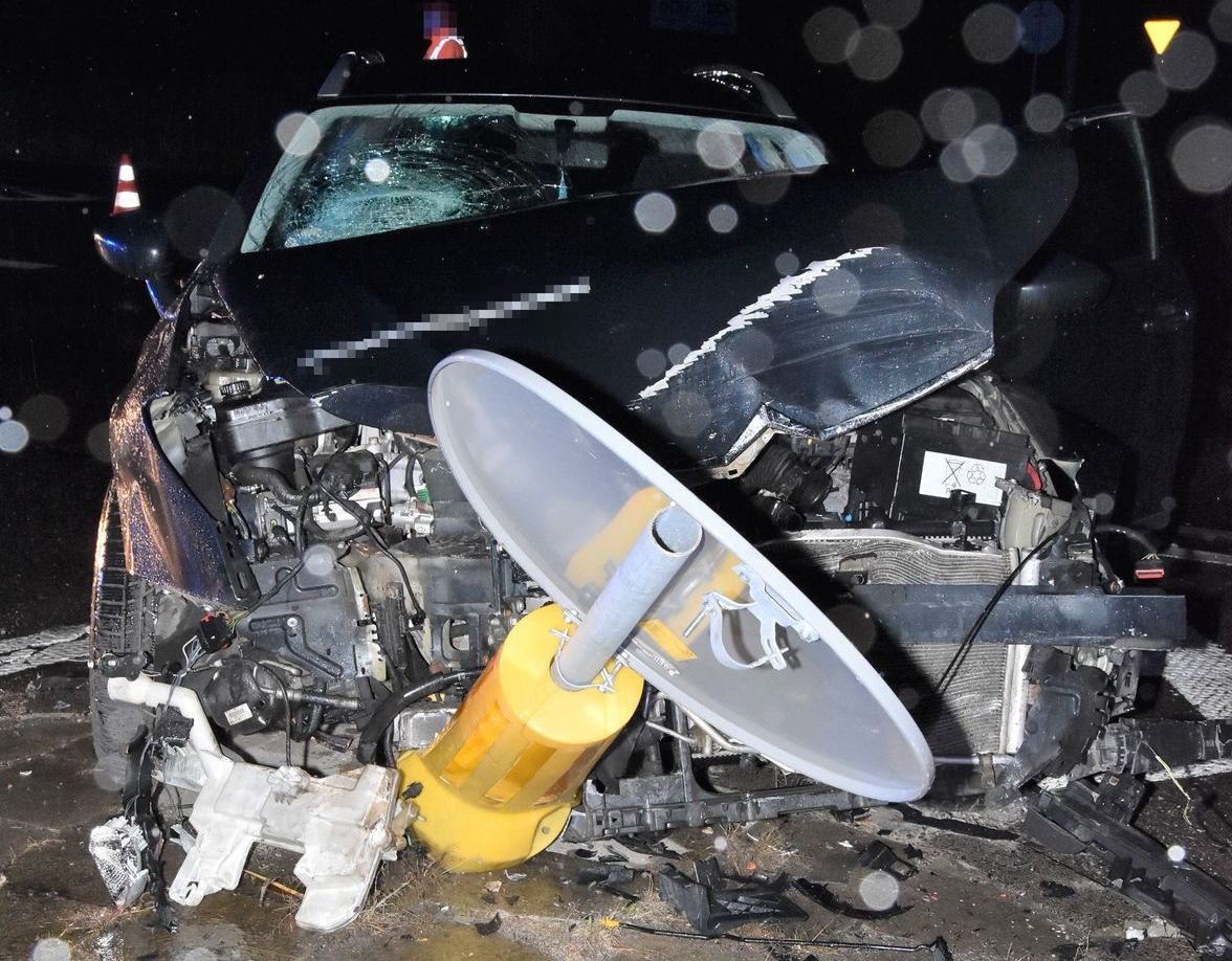 Wypadek na skrzyżowaniu w Radzyniu Podlaskim. Dwie osoby trafiły do szpitala (zdjęcia)