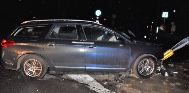 Wypadek na skrzyżowaniu w Radzyniu Podlaskim. Dwie osoby trafiły do szpitala (zdjęcia)