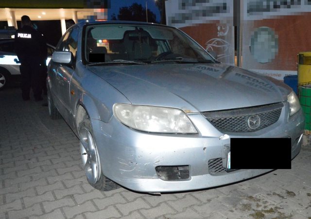 Nietrzeźwy kierowca zatrzymany dzięki reakcji świadków. Prowadził mimo zakazu i uszkodzeń pojazdu (zdjęcia)