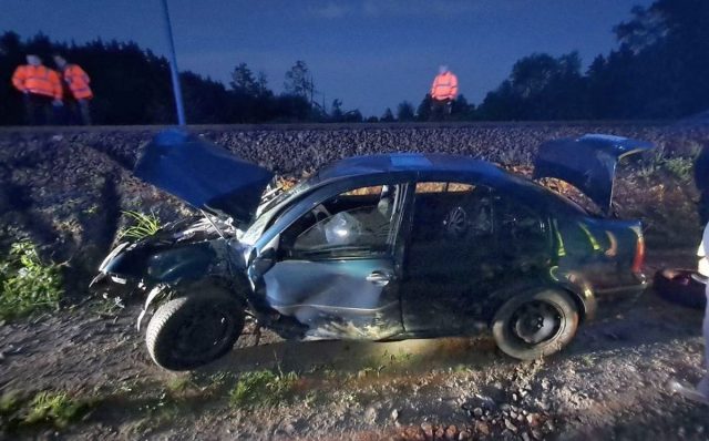 O włos od tragedii na torach. Uderzył volkswagenem w słup trakcji i utknął na torowisku (zdjęcia)