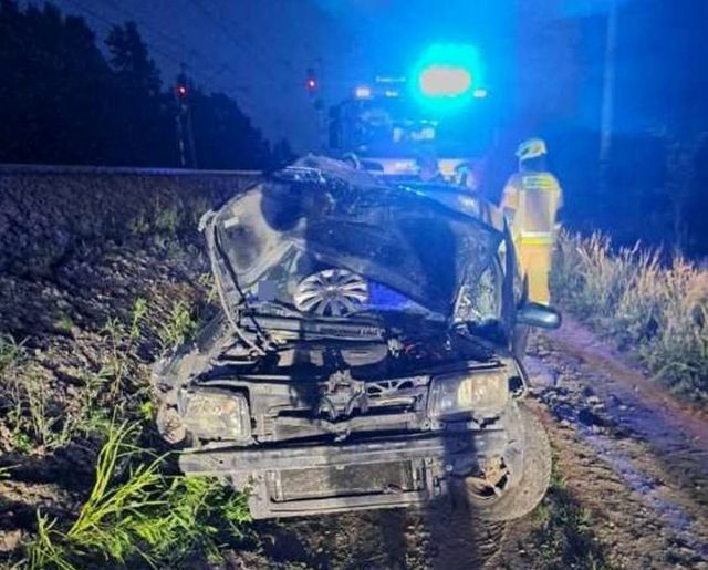 O włos od tragedii na torach. Uderzył volkswagenem w słup trakcji i utknął na torowisku (zdjęcia)