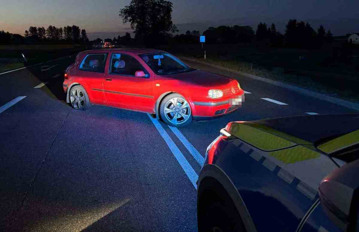 Pijany spał w volkswagenie na środku drogi krajowej. 23-latek agresywnie zachowywał się wobec policjantów (zdjęcia)