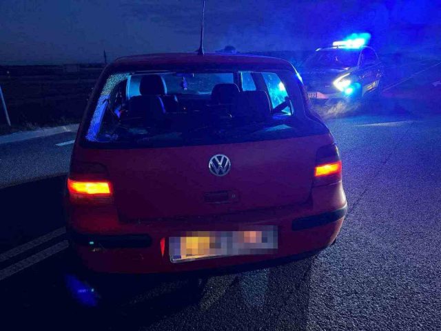 Pijany spał w volkswagenie na środku drogi krajowej. 23-latek agresywnie zachowywał się wobec policjantów (zdjęcia)